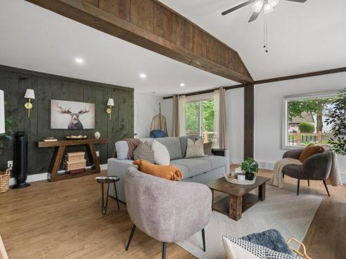 2BR Lakeside Oasis with BBQ and Pool in ฟอร์ท เอรี (ON)