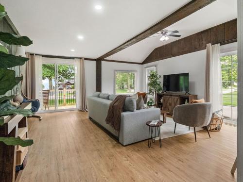 2BR Lakeside Oasis with BBQ and Pool in ฟอร์ท เอรี (ON)