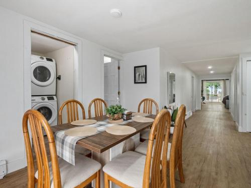 2BR Lakeside Oasis with BBQ and Pool in ฟอร์ท เอรี (ON)