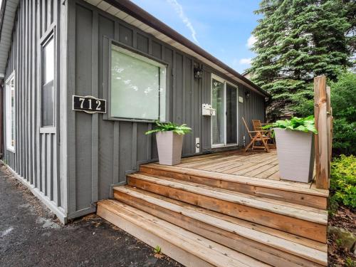 2BR Lakeside Oasis with BBQ and Pool in ฟอร์ท เอรี (ON)