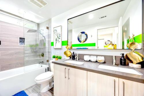 B - Gorgeous North Hollywood 3Bed 3Bath Home Sleeping 13 Just 15min to Universal Studios with Patio,