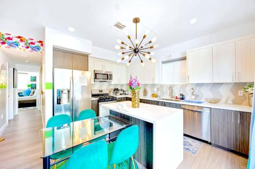 B - Gorgeous North Hollywood 3Bed 3Bath Home Sleeping 13 Just 15min to Universal Studios with Patio,