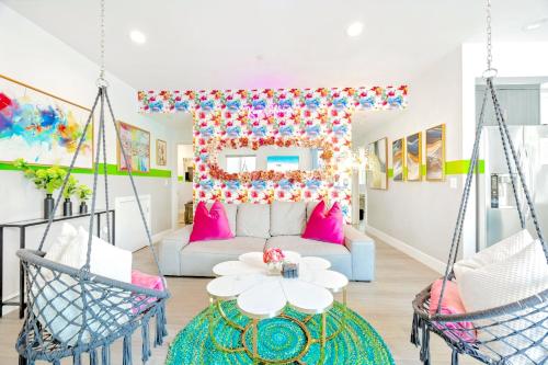 B- InstaWorthy & Family-Friendly NoHo Gem- Near Universal & Hollywood with Parking, Games, and Hot Tub, North Hollywood