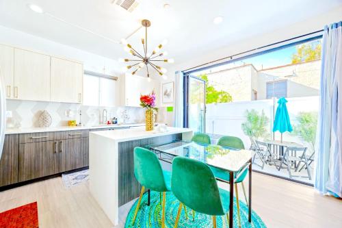 B - Gorgeous North Hollywood 3Bed 3Bath Home Sleeping 13 Just 15min to Universal Studios with Patio,
