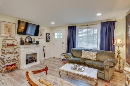 Hot Tub and Fenced Yard Cozy Cottage Grove Home