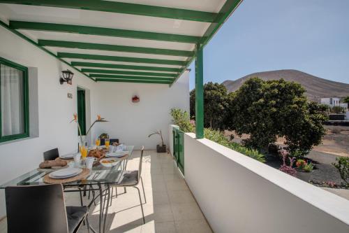 beranda/teres, Casa de La Huerta by Villalize in Uga