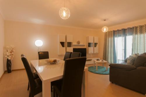 One-Bedroom Apartment image 6