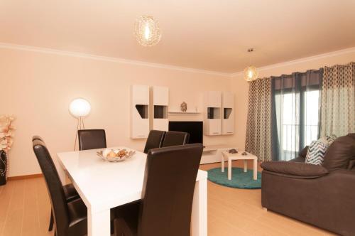 One-Bedroom Apartment image 4