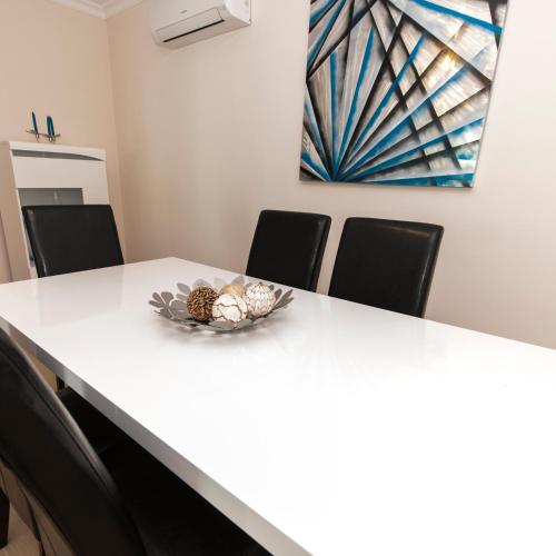 One-Bedroom Apartment image 3