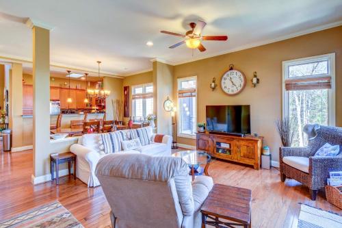 West Union Townhome with Patio and Lake View, West Union
