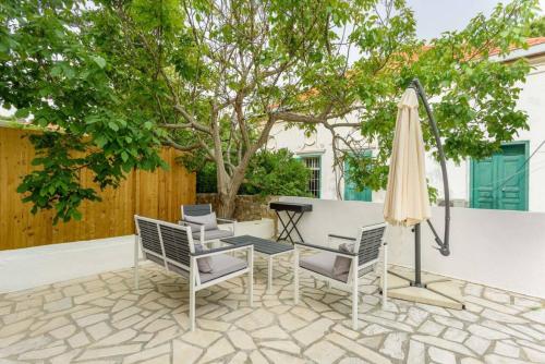 Indigo - Duplex 1-BR Apt with Terrace & Garden in Batroun, Al Ḩulwah (photo 4)