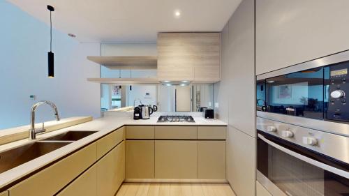 Vacationer Holiday Homes l Upgraded 1 Bedroom l near Circle Mall in JVC, Dubai (photo 3)