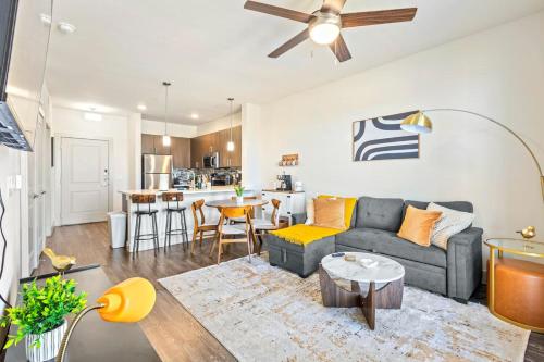 Sunlit Suite w Resort Pool - Gym by Midtown Blvd in Vickery Meadow
