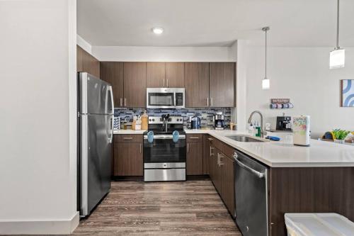 Sunlit Suite w Resort Pool - Gym by Midtown Blvd in Vickery Meadow