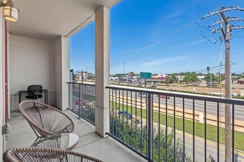 Sunlit Suite w Resort Pool - Gym by Midtown Blvd in Vickery Meadow