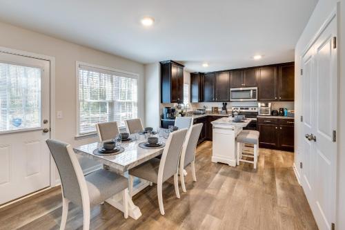 Pet-Friendly Home Spacious Yard and Community Perks in ไพนีย์พอยต์ (แมรีแลนด์)