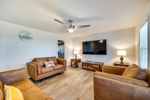 Pet-Friendly Home Spacious Yard and Community Perks in ไพนีย์พอยต์ (แมรีแลนด์)