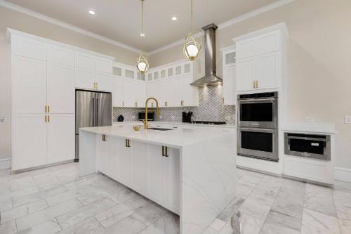 Faciliteiten, Luxury Oak Lawn Home | Game Room, Parking, Balcony in Oak Lawn