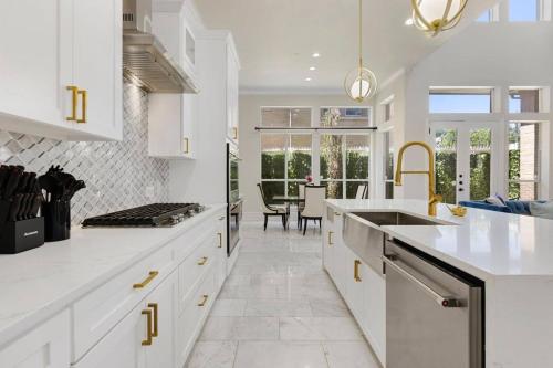 keuken, Luxury Oak Lawn Home | Game Room, Parking, Balcony in Oak Lawn