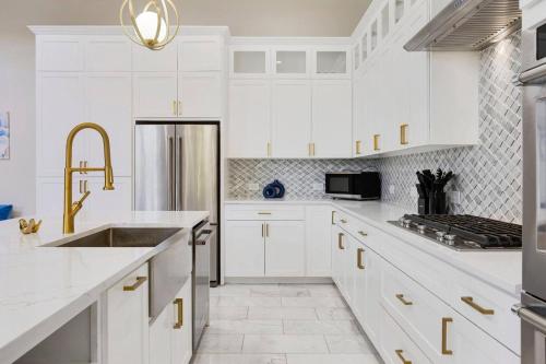 keuken, Luxury Oak Lawn Home | Game Room, Parking, Balcony in Oak Lawn