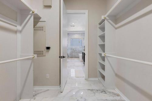 Faciliteiten, Luxury Oak Lawn Home | Game Room, Parking, Balcony in Oak Lawn