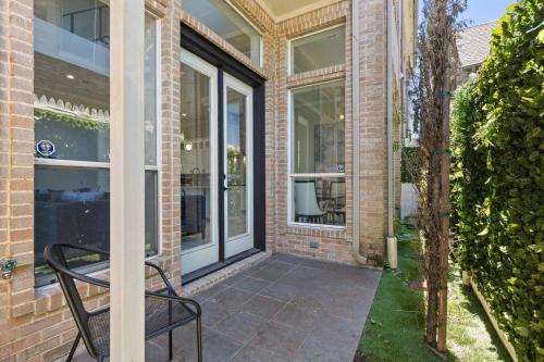 Faciliteiten, Luxury Oak Lawn Home | Game Room, Parking, Balcony in Oak Lawn