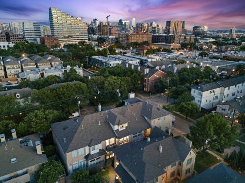 Faciliteiten, Luxury Oak Lawn Home | Game Room, Parking, Balcony in Oak Lawn