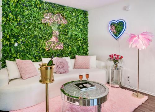 . Luxury Pool View Spa Suite-Massage Chair-Steam Sauna-Welcome Champagne !