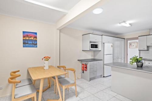 Affordable No-Frills Queen Room in Pymble - Shared Bathroom - Bantry Bay