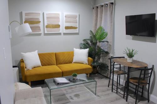 2 BEDROOM 1 BATH TRENDY Apt Downtown Albany