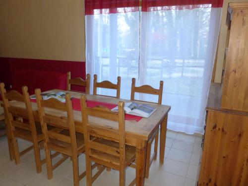 Maison en bois au bord du canal avec terrasse et jeux - FR-1-611A-3 in Saint-Dizier