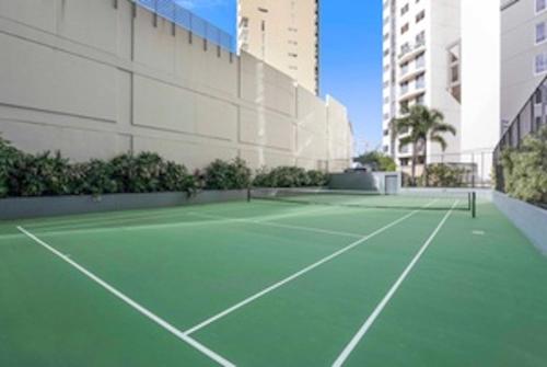 Holly's City Skyline-Views Pool Spa CBD Central - image 2