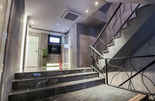 โรงแรมไนน์ สตาร์ (Nine Star Hotel) in ซินชอน