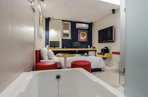 โรงแรมไนน์ สตาร์ (Nine Star Hotel) in ซินชอน