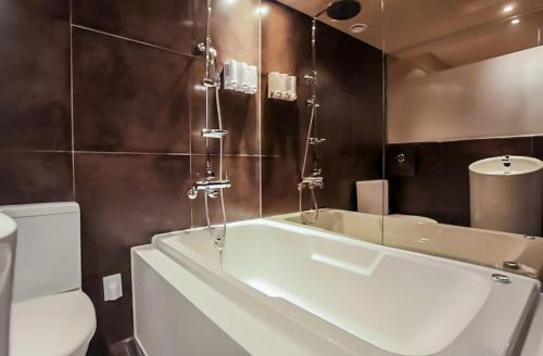 โรงแรมไนน์ สตาร์ (Nine Star Hotel) in ซินชอน