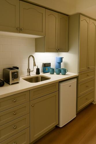Iekārtas, King Bed Suite with Pool and Hot Tub Access in Oro-Medonte (ON)