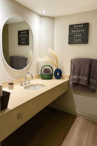 Vannas istaba, King Bed Suite with Pool and Hot Tub Access in Oro-Medonte (ON)