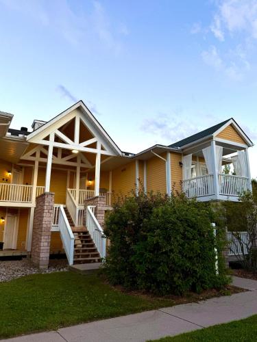 Viesnīcas āriene, King Bed Suite with Pool and Hot Tub Access in Oro-Medonte (ON)