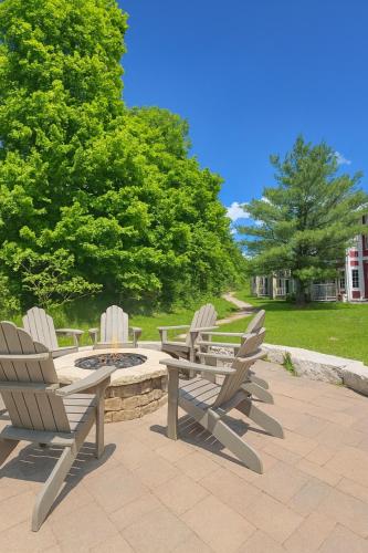 Dārzs, King Bed Suite with Pool and Hot Tub Access in Oro-Medonte (ON)