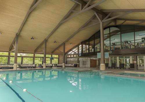 Karstais baseins, King Bed Suite with Pool and Hot Tub Access in Oro-Medonte (ON)