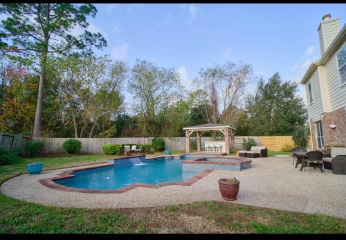 Spacious Lavish Midterm Oasis Home in Klein