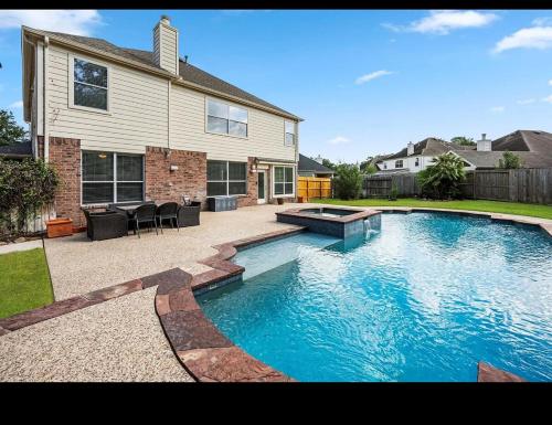 Spacious Lavish Midterm Oasis Home in Klein