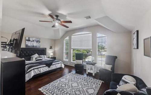 Spacious Lavish Midterm Oasis Home in Klein