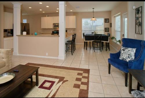 Spacious Lavish Midterm Oasis Home in Klein