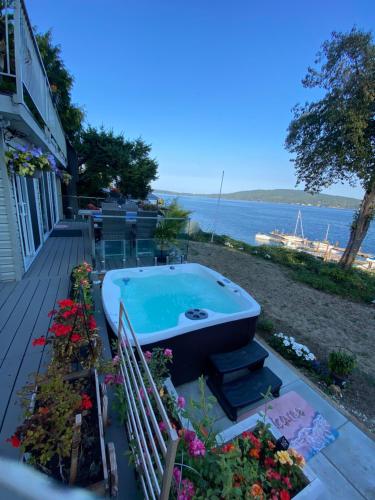 Stunning oceanfront home 4br3b sunrise beachcombing near Bamberton Park in Brentwood Bay