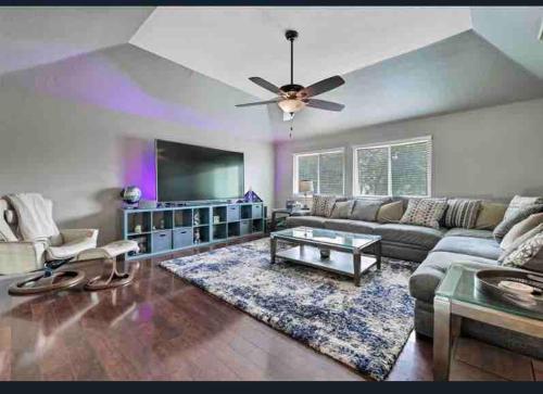 Perfect Spacious Paradise Midterm Home in Cypress in Cypress