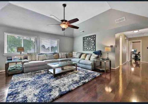 Perfect Spacious Paradise Midterm Home in Cypress in Cypress