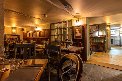 Greyhound Hotel - image 8