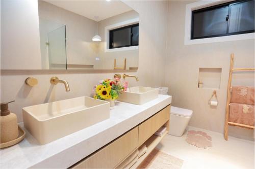 Fürdőszoba, The Oak & Sand House 3BHK Cosy stay in Modbury