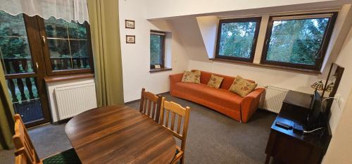 2 twin beds, 1 sofa bed
